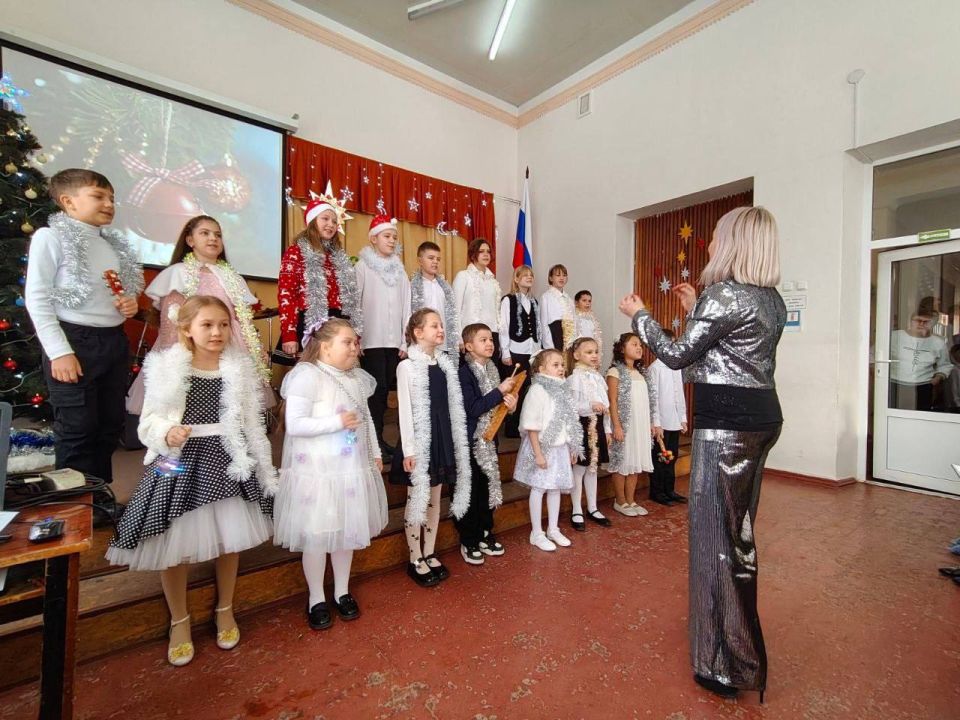 27 декабря в концертном зале Харцызской детской школы искусств проходил отчётный концерт "Новогодние фантазии" 27 декабря в концертном зале Харцызской детской школы искусств проходил отчётный концерт "Новогодние фантазии"