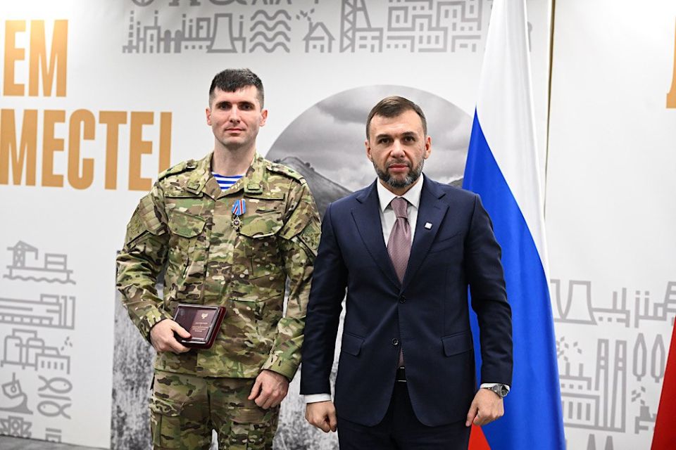 Глава ДНР вручил государственные награды военнослужащим подразделений, которые сегодня освобождают территорию Республики на Красноармейском, Константиновском, Краснолиманском направлениях Глава ДНР вручил государственные награды военнослужащим подразделений, которые сегодня освобождают территорию Республики на Красноармейском, Константиновском, Краснолиманском направлениях