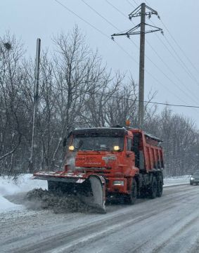 На территории городского округа Торез ведутся работы по расчистке автомобильных дорог