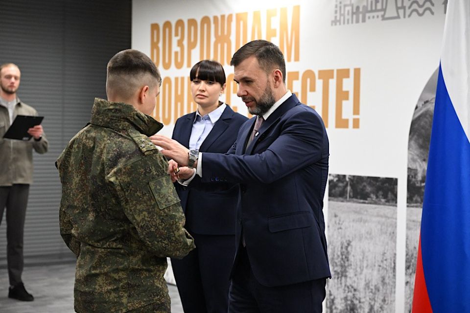 Глава ДНР вручил государственные награды военнослужащим подразделений, которые сегодня освобождают территорию Республики на Красноармейском, Константиновском, Краснолиманском направлениях Глава ДНР вручил государственные награды военнослужащим подразделений, которые сегодня освобождают территорию Республики на Красноармейском, Константиновском, Краснолиманском направлениях