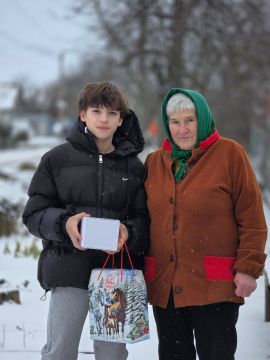 Юному спортсмену из Волновахи, занимающемуся борьбой, передали подарок от ямальцев