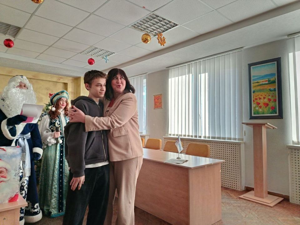 Альбина Афенченко: Сегодня приняла участие в акции Елка желаний, которая прошла в управе Калининского внутригородского района города.Донецка на которой депутаты Донецкого городского совета имели возможность исполнить... Альбина Афенченко: Сегодня приняла участие в акции Елка желаний, которая прошла в управе Калининского внутригородского района города.Донецка на которой депутаты Донецкого городского совета имели возможность исполнить...
