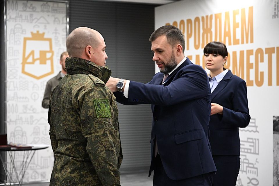 Глава ДНР вручил государственные награды военнослужащим подразделений, которые сегодня освобождают территорию Республики на Красноармейском, Константиновском, Краснолиманском направлениях Глава ДНР вручил государственные награды военнослужащим подразделений, которые сегодня освобождают территорию Республики на Красноармейском, Константиновском, Краснолиманском направлениях