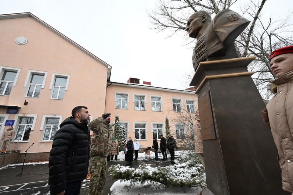 Глава ДНР Денис Пушилин принял участие в торжественном присвоении имени дважды Героя Российской Федерации генерал-майора Михаила Евгеньевича Гудкова школе №104 в Петровском районе Донецка Глава ДНР Денис Пушилин принял участие в торжественном присвоении имени дважды Героя Российской Федерации генерал-майора Михаила Евгеньевича Гудкова школе №104 в Петровском районе Донецка