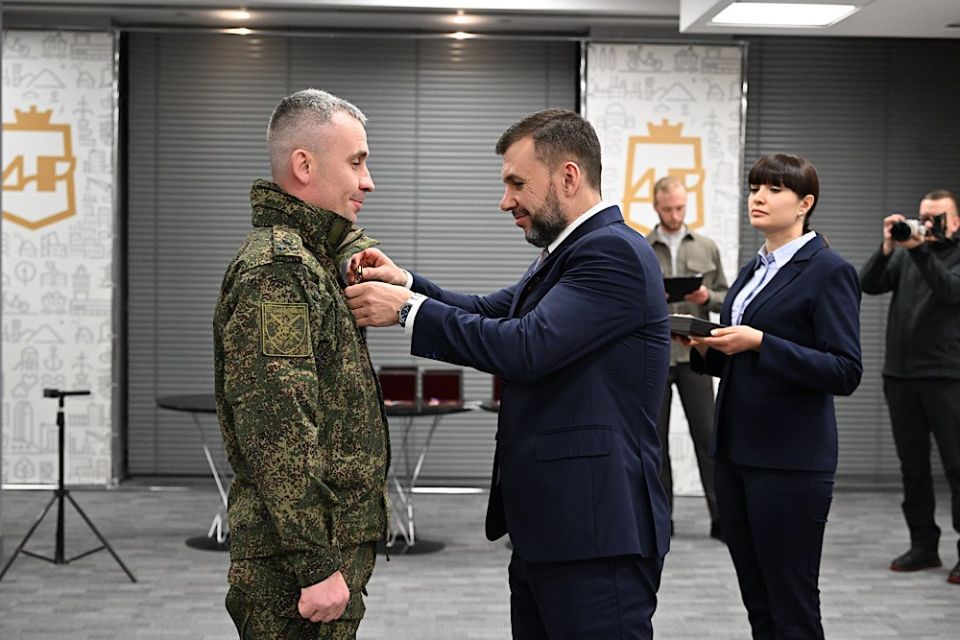 Глава ДНР вручил государственные награды военнослужащим подразделений, которые сегодня освобождают территорию Республики на Красноармейском, Константиновском, Краснолиманском направлениях Глава ДНР вручил государственные награды военнослужащим подразделений, которые сегодня освобождают территорию Республики на Красноармейском, Константиновском, Краснолиманском направлениях