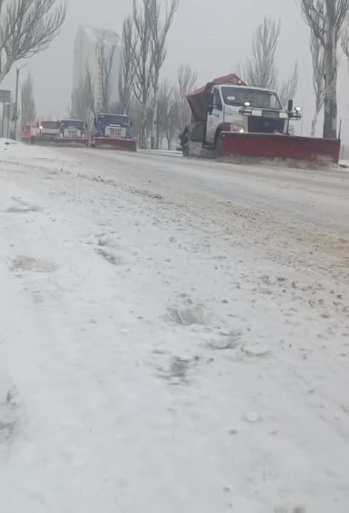 Алексей Кулемзин: Городские улицы продолжают очищать от снега и обрабатывать от гололёда остановочные павильоны, тротуары