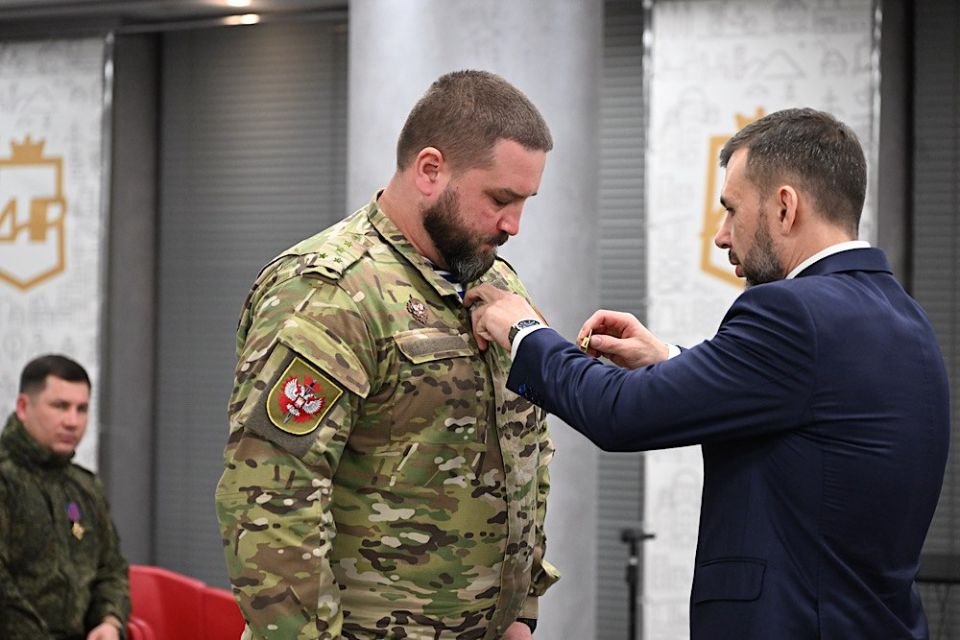 Глава ДНР вручил государственные награды военнослужащим подразделений, которые сегодня освобождают территорию Республики на Красноармейском, Константиновском, Краснолиманском направлениях Глава ДНР вручил государственные награды военнослужащим подразделений, которые сегодня освобождают территорию Республики на Красноармейском, Константиновском, Краснолиманском направлениях