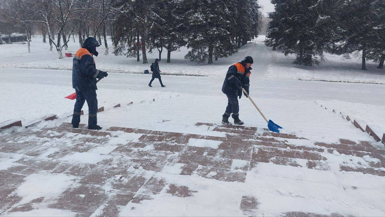 О работе МУП «Простор». Так, в воскресенье, 28 декабря 2025 года, подразделениями МУП «Простор» были выполнены следующие работы: - уборка мусора на остановках общественного транспорта и уход за урнами по запланированному... О работе МУП «Простор». Так, в воскресенье, 28 декабря 2025 года, подразделениями МУП «Простор» были выполнены следующие работы: - уборка мусора на остановках общественного транспорта и уход за урнами по запланированному...