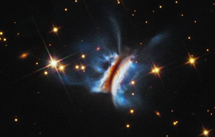 Телескоп "Хаббл" обнаружил у одной из звезд в созвездии Цефея рекордно крупный протопланетный диск, чей диаметр в 40 раз больше размеров всей Солнечной системы в целом