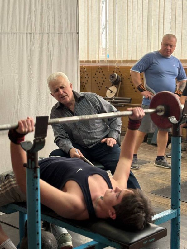 Новогодний настрой и спортивный характер: первенство по Русскому жиму в Харцызске Новогодний настрой и спортивный характер: первенство по Русскому жиму в Харцызске