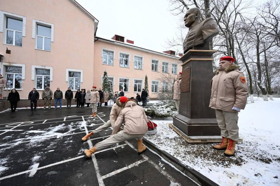 Школе в Донецке присвоили имя дважды Героя России Михаила Гудкова Школе в Донецке присвоили имя дважды Героя России Михаила Гудкова