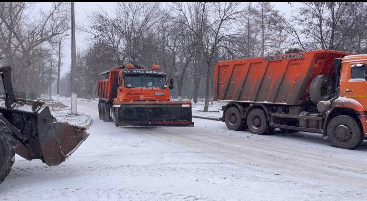 О работе МУП «Простор». Так, в воскресенье, 28 декабря 2025 года, подразделениями МУП «Простор» были выполнены следующие работы: - уборка мусора на остановках общественного транспорта и уход за урнами по запланированному...