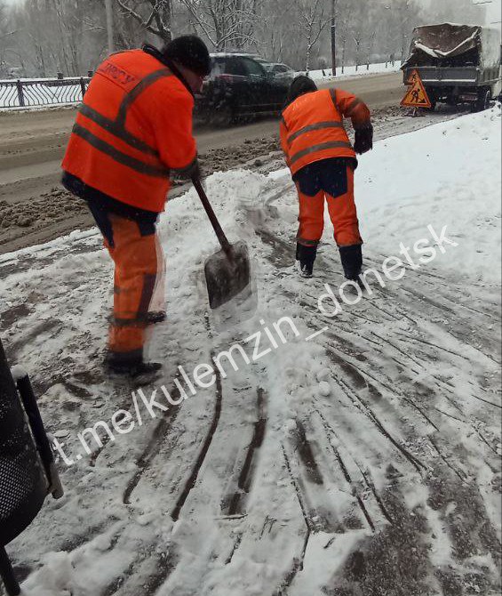 Алексей Кулемзин: Городские улицы продолжают очищать от снега и обрабатывать от гололёда остановочные павильоны, тротуары Алексей Кулемзин: Городские улицы продолжают очищать от снега и обрабатывать от гололёда остановочные павильоны, тротуары