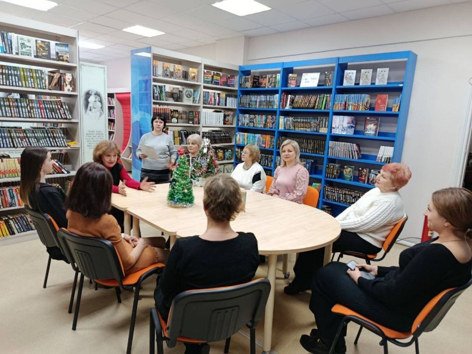 27 декабря в городской модельной библиотеке прошло мероприятие, посвященное русской новогодней елке «Интересные факты о русской ёлке» 27 декабря в городской модельной библиотеке прошло мероприятие, посвященное русской новогодней елке «Интересные факты о русской ёлке»