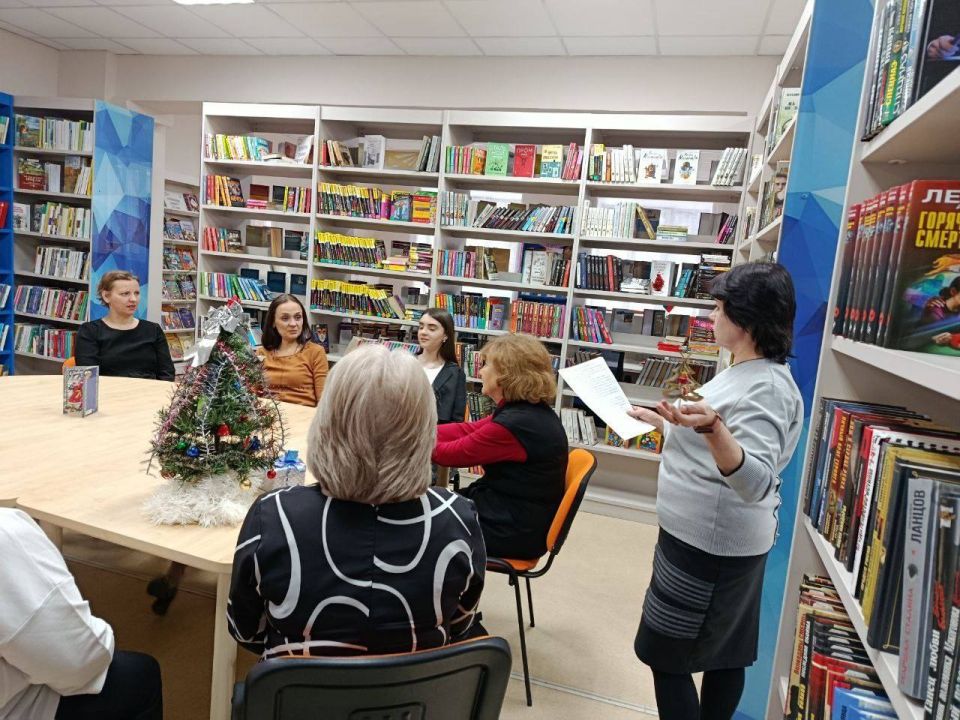 27 декабря в городской модельной библиотеке прошло мероприятие, посвященное русской новогодней елке «Интересные факты о русской ёлке» 27 декабря в городской модельной библиотеке прошло мероприятие, посвященное русской новогодней елке «Интересные факты о русской ёлке»