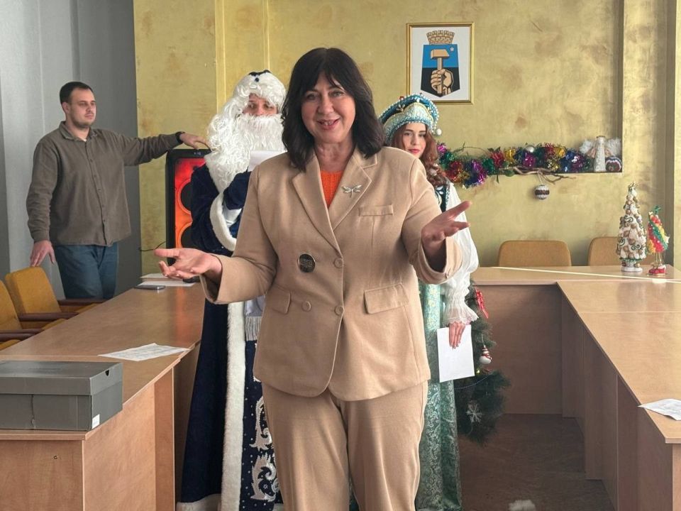 Альбина Афенченко: Сегодня приняла участие в акции Елка желаний, которая прошла в управе Калининского внутригородского района города.Донецка на которой депутаты Донецкого городского совета имели возможность исполнить... Альбина Афенченко: Сегодня приняла участие в акции Елка желаний, которая прошла в управе Калининского внутригородского района города.Донецка на которой депутаты Донецкого городского совета имели возможность исполнить...