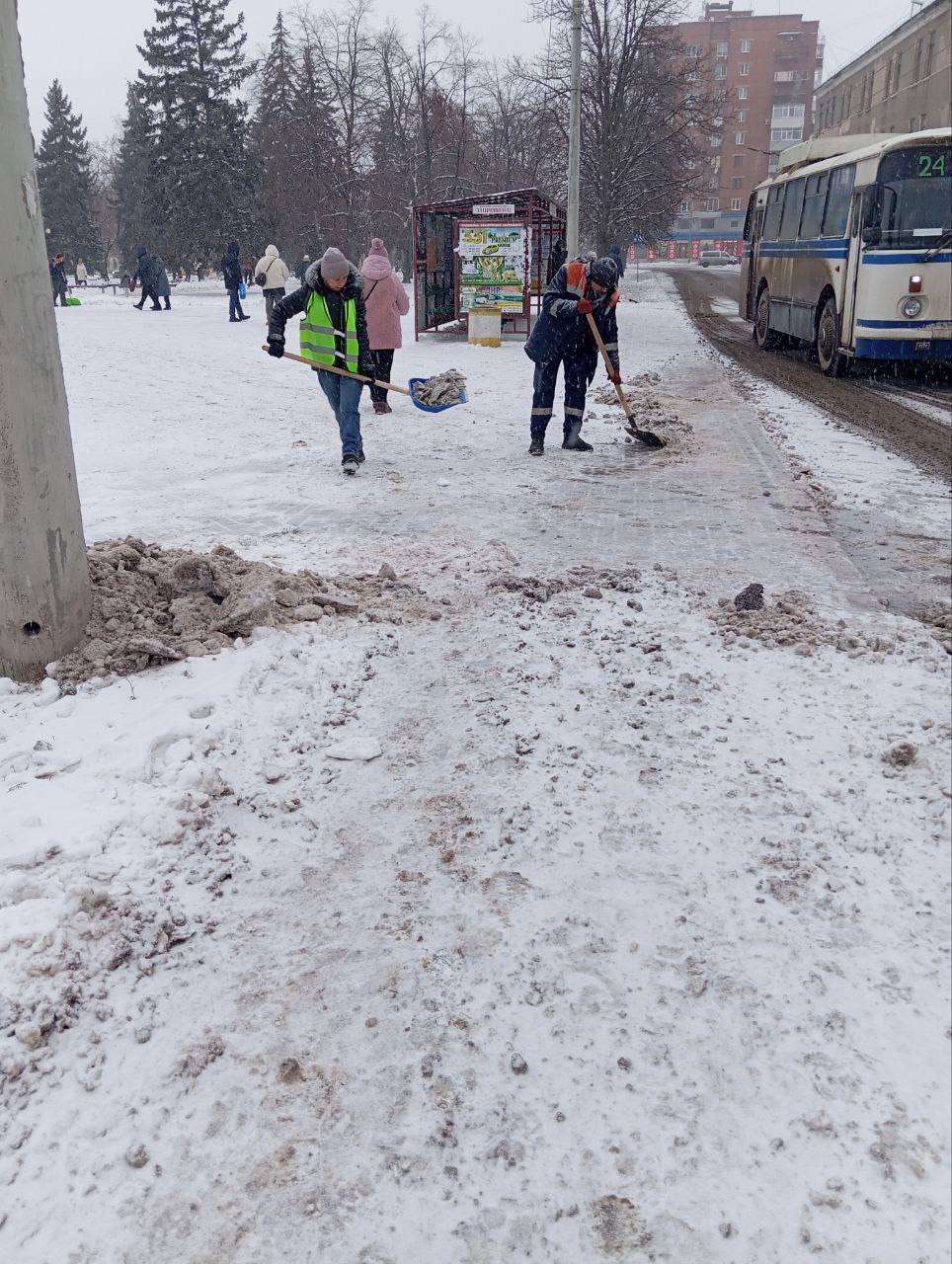 О работе МУП «Простор». Так, в воскресенье, 28 декабря 2025 года, подразделениями МУП «Простор» были выполнены следующие работы: - уборка мусора на остановках общественного транспорта и уход за урнами по запланированному... О работе МУП «Простор». Так, в воскресенье, 28 декабря 2025 года, подразделениями МУП «Простор» были выполнены следующие работы: - уборка мусора на остановках общественного транспорта и уход за урнами по запланированному...