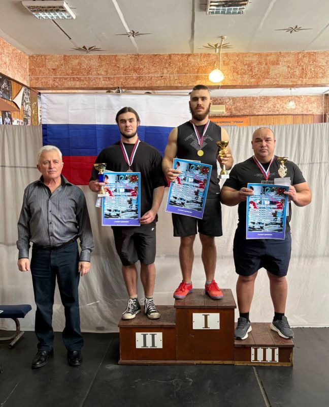 Новогодний настрой и спортивный характер: первенство по Русскому жиму в Харцызске Новогодний настрой и спортивный характер: первенство по Русскому жиму в Харцызске