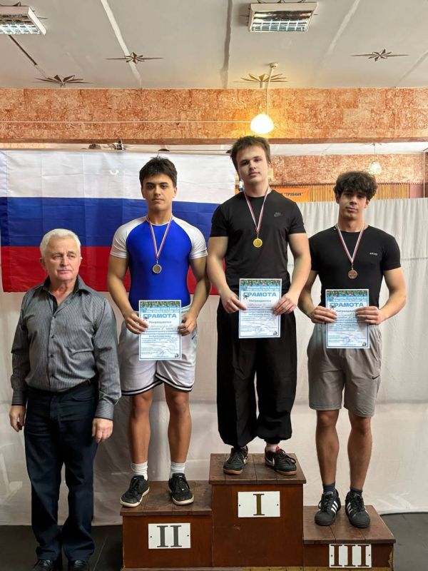 Новогодний настрой и спортивный характер: первенство по Русскому жиму в Харцызске Новогодний настрой и спортивный характер: первенство по Русскому жиму в Харцызске