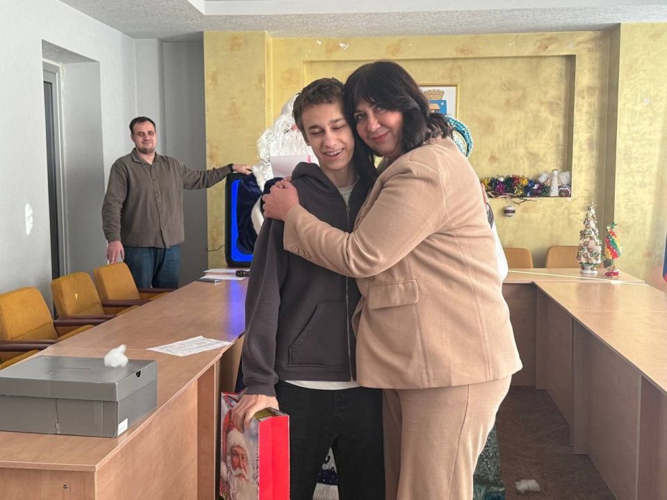 Альбина Афенченко: Сегодня приняла участие в акции Елка желаний, которая прошла в управе Калининского внутригородского района города.Донецка на которой депутаты Донецкого городского совета имели возможность исполнить... Альбина Афенченко: Сегодня приняла участие в акции Елка желаний, которая прошла в управе Калининского внутригородского района города.Донецка на которой депутаты Донецкого городского совета имели возможность исполнить...