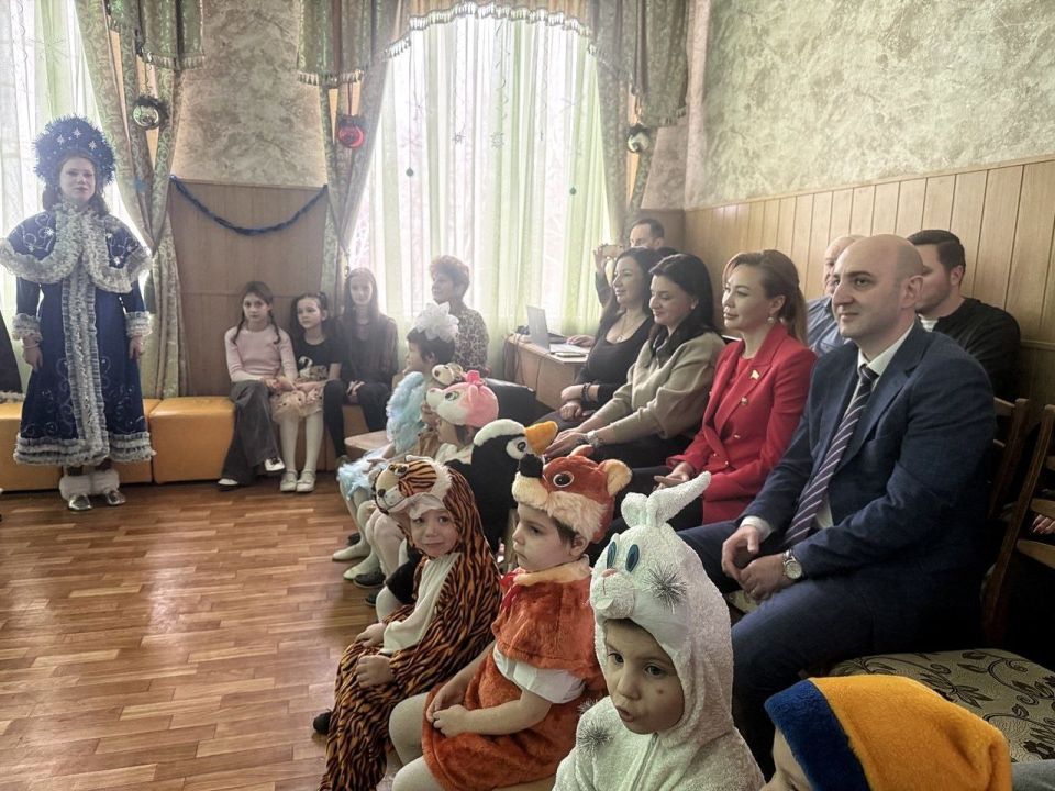 Гурген Малхасян: Сегодня совместно с Натальей Никоноровой, сенатором Российской Федерации, посетили новогодний утренник в Социально-реабилитационном центре для несовершеннолетних города Донецка Гурген Малхасян: Сегодня совместно с Натальей Никоноровой, сенатором Российской Федерации, посетили новогодний утренник в Социально-реабилитационном центре для несовершеннолетних города Донецка