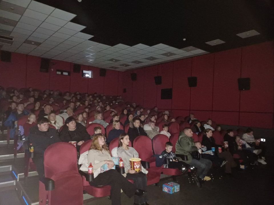 Премьерный показ мультфильма и сладкие подарки для детей Премьерный показ мультфильма и сладкие подарки для детей