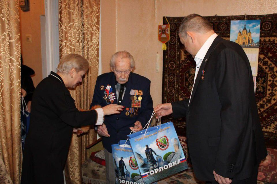 В Горловке поздравили 101-летнего ветерана с Новым годом В Горловке поздравили 101-летнего ветерана с Новым годом