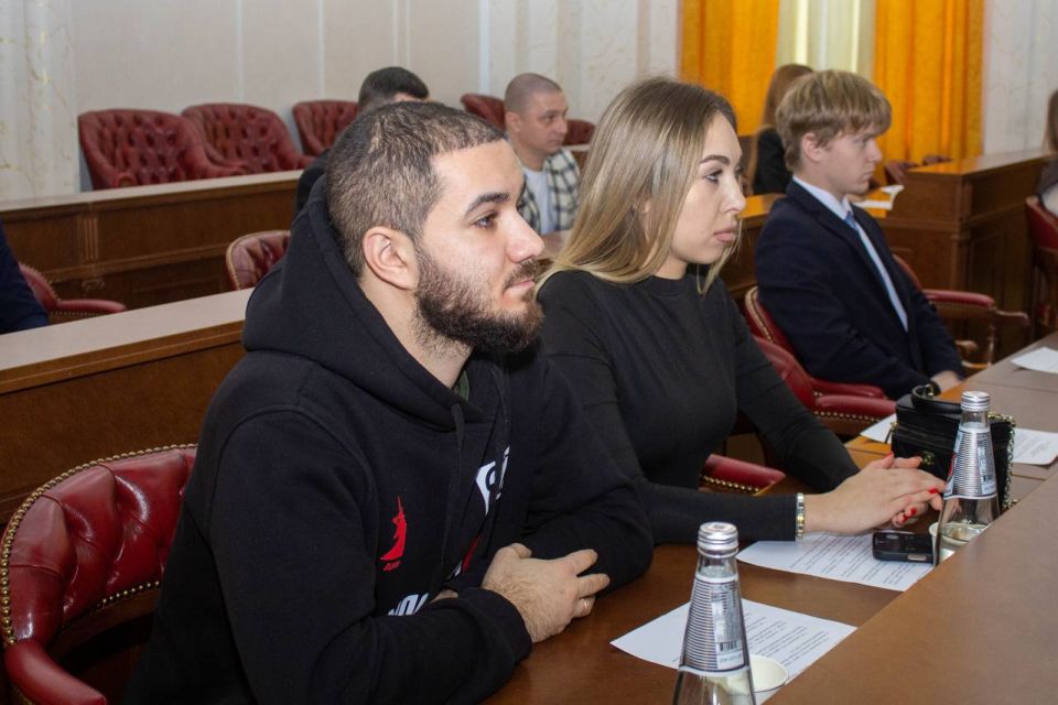 Состоялось итоговое пленарное заседание Молодежного Парламента ДНР в 2025 году Состоялось итоговое пленарное заседание Молодежного Парламента ДНР в 2025 году