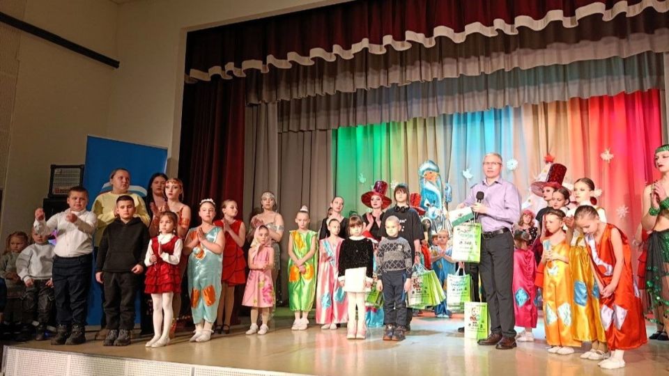 В преддверии Нового года в городах и районах Донецкой Народной Республики прошли праздничные мероприятия, в которых приняли участие дети из семей ветеранов, состоящих на сопровождении в филиале фонда «Защитники Отечества» В преддверии Нового года в городах и районах Донецкой Народной Республики прошли праздничные мероприятия, в которых приняли участие дети из семей ветеранов, состоящих на сопровождении в филиале фонда «Защитники Отечества»