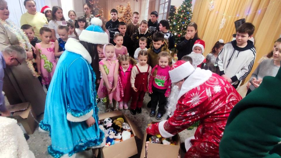 В преддверии Нового года в городах и районах Донецкой Народной Республики прошли праздничные мероприятия, в которых приняли участие дети из семей ветеранов, состоящих на сопровождении в филиале фонда «Защитники Отечества» В преддверии Нового года в городах и районах Донецкой Народной Республики прошли праздничные мероприятия, в которых приняли участие дети из семей ветеранов, состоящих на сопровождении в филиале фонда «Защитники Отечества»