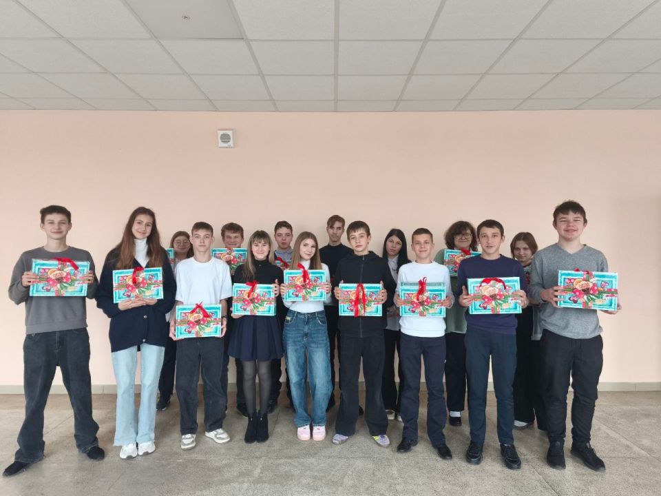 Обучающиеся ГБОУ "Светлодарский УВК" выражают искреннюю благодарность губернатору Камчатского края Солодову В.В. за чудесные сладкие подарки Обучающиеся ГБОУ "Светлодарский УВК" выражают искреннюю благодарность губернатору Камчатского края Солодову В.В. за чудесные сладкие подарки