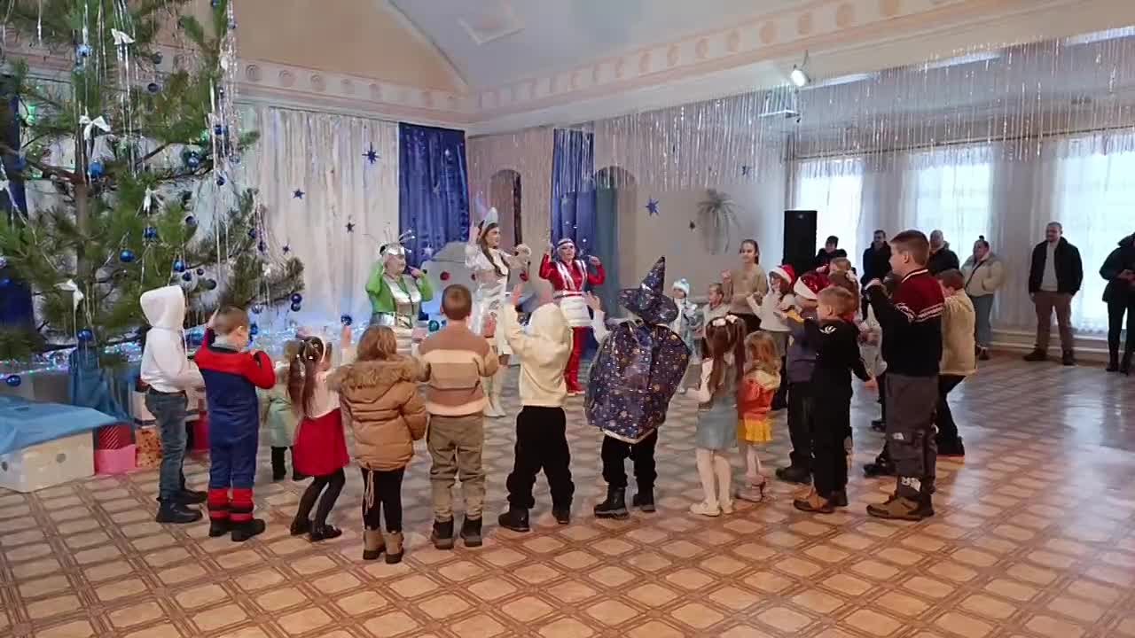 В Амвросиевском ЦК и Д «Виктория» прошел новогодний утренник