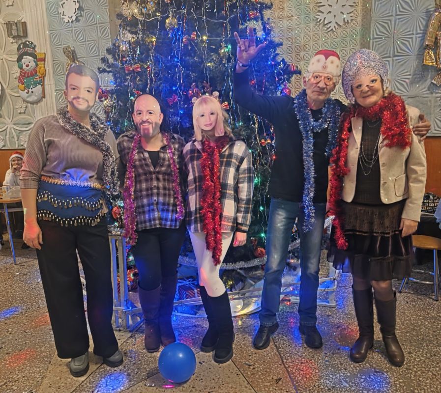 «Хоровод под Новый год». В преддверии нового года МБУ «Клуб им. Пушкина г.о. Торез» пригласил жителей и гостей поселка на новогоднее мероприятие «Хоровод под Новый год». В красиво украшенном уютном зале гостей встретила... «Хоровод под Новый год». В преддверии нового года МБУ «Клуб им. Пушкина г.о. Торез» пригласил жителей и гостей поселка на новогоднее мероприятие «Хоровод под Новый год». В красиво украшенном уютном зале гостей встретила...