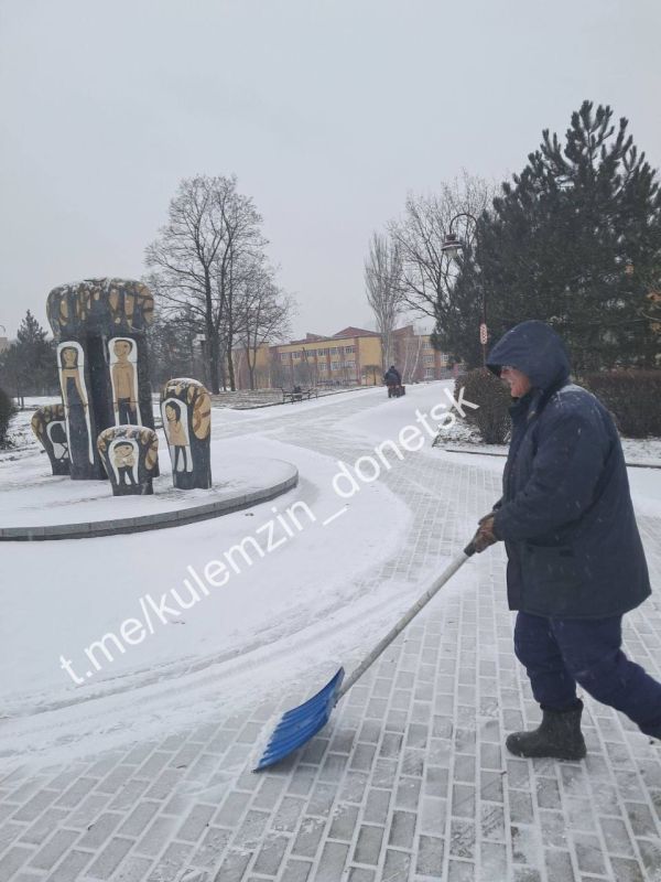 Сотрудники Дирекции парков проводят активную работу по расчистке территорий от снега Сотрудники Дирекции парков проводят активную работу по расчистке территорий от снега