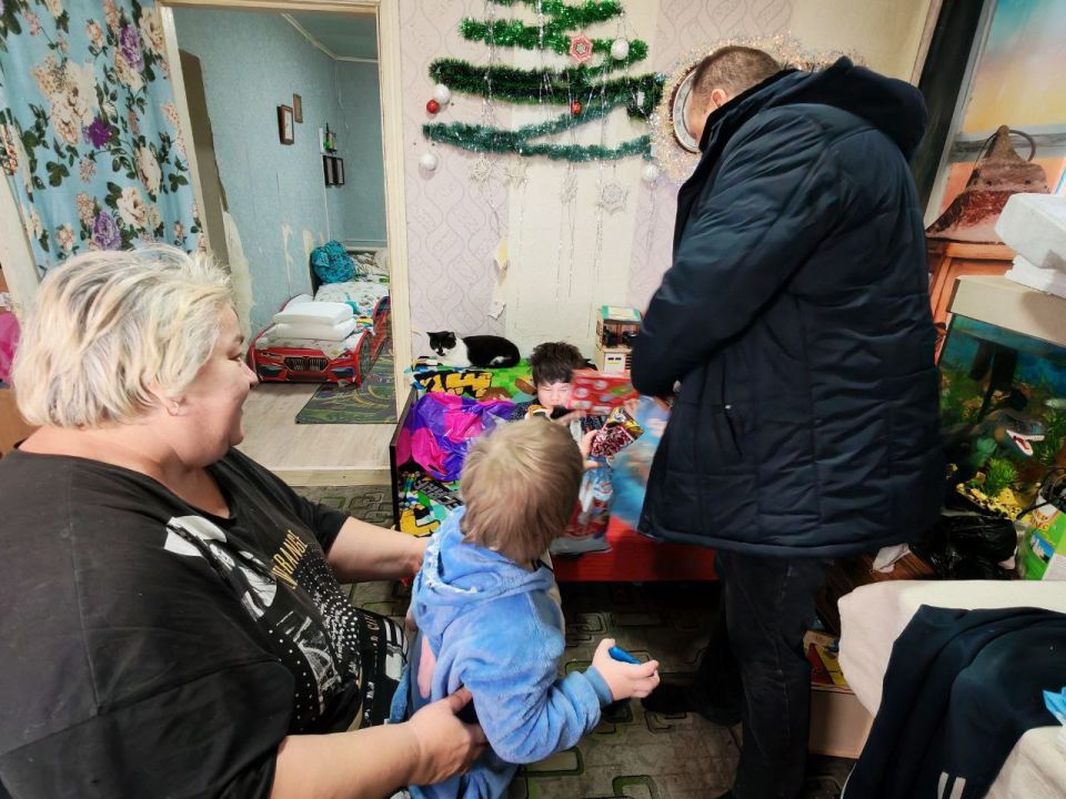 "Детям - от всего сердца". В преддверии Нового года Председатель Торезского городского совета Александр Казмерчук совместно с руководителем аппарата Торезского городского совета Ириной Шевчук оказали поддержку детям с... "Детям - от всего сердца". В преддверии Нового года Председатель Торезского городского совета Александр Казмерчук совместно с руководителем аппарата Торезского городского совета Ириной Шевчук оказали поддержку детям с...