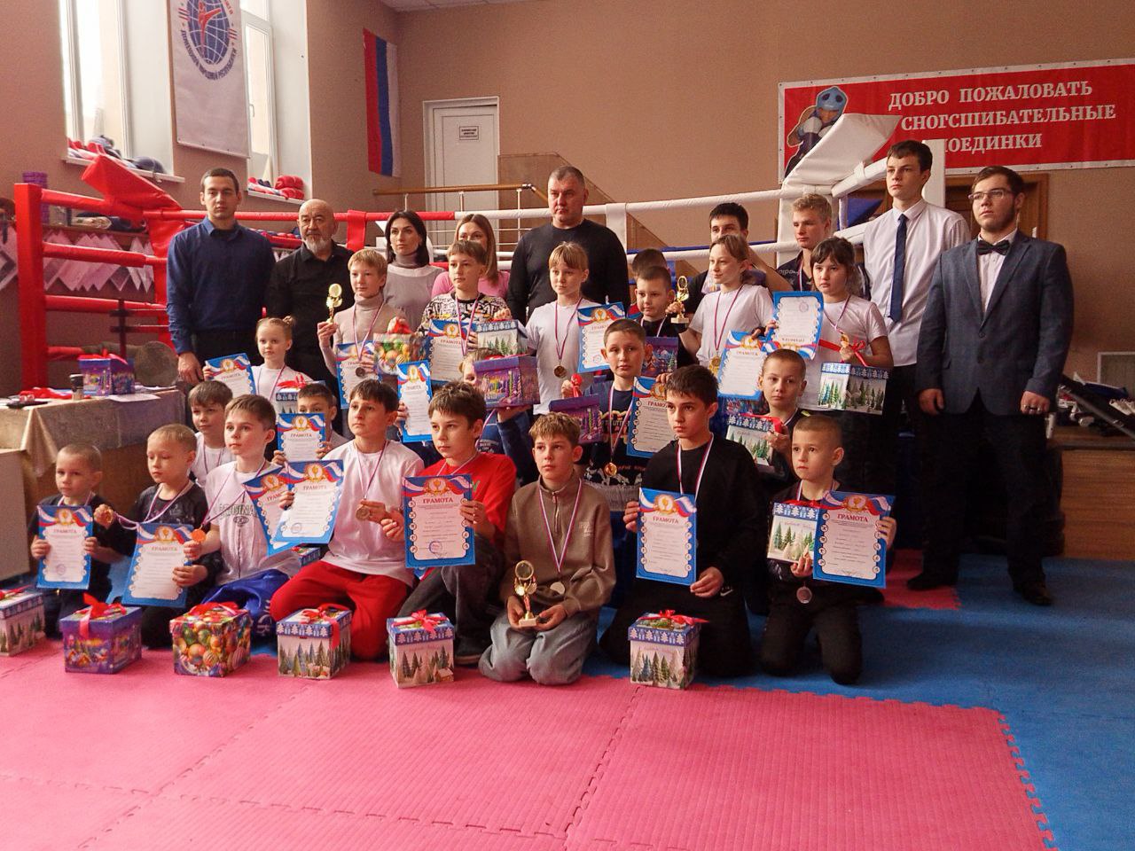 28.12.25 года прошло ежегодное личное первенство г. Енакиево по кикбоксингу среди юношей и девушек 2009-18 г.р. посвященное предстоящим новогодним праздникам