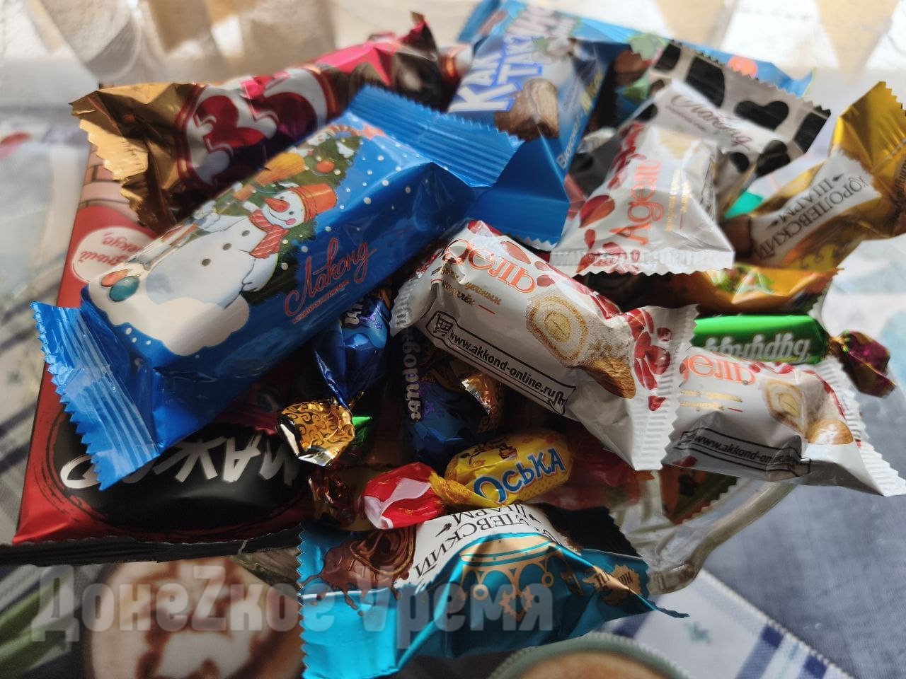 Переключать внимание, пить воду, двигаться: как не переесть сладостей на новогодних каникулах