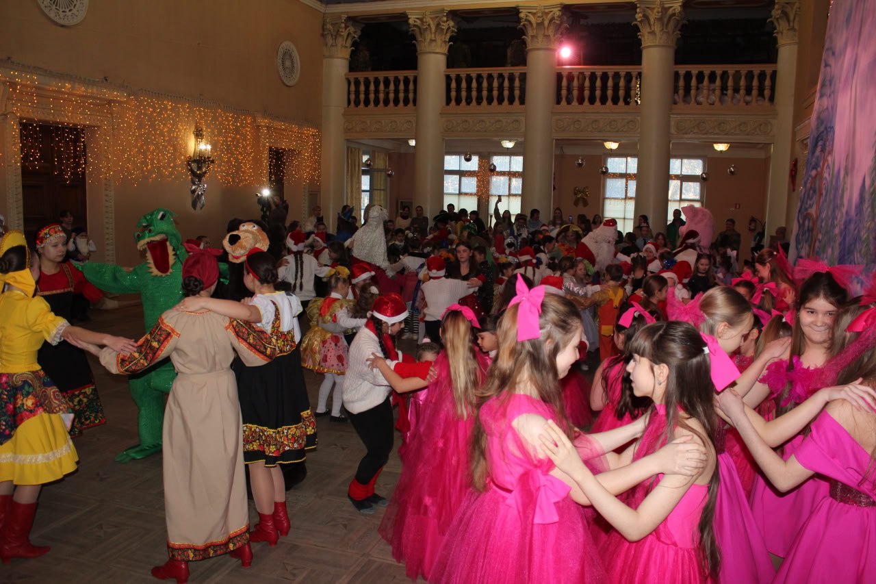 Дед Мороз и Жар-птица на новогоднем утреннике в Комсомольском Дед Мороз и Жар-птица на новогоднем утреннике в Комсомольском