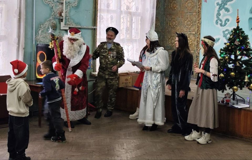 В Старобешевском округе детям участников СВО подарили новогоднюю сказку В Старобешевском округе детям участников СВО подарили новогоднюю сказку