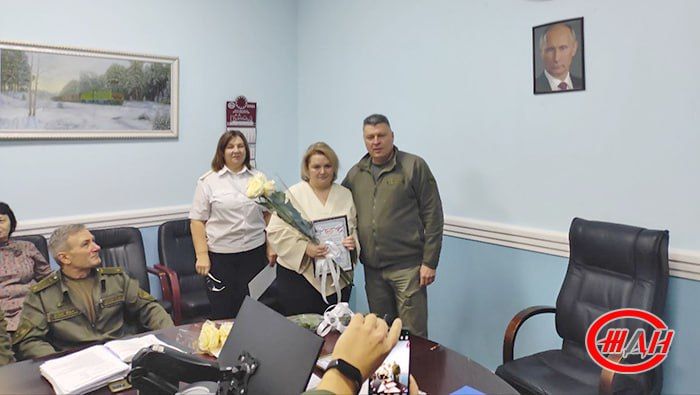 В канун Нового года начальник Донецкого филиала ФГУП «Железные дороги Новороссии» Евгений Синельник подвел итоги уходящего года и вручил заслуженные награды лучшим работникам В канун Нового года начальник Донецкого филиала ФГУП «Железные дороги Новороссии» Евгений Синельник подвел итоги уходящего года и вручил заслуженные награды лучшим работникам
