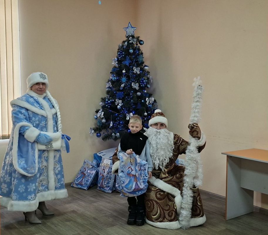 В преддверии Нового 2026 года в городском округе Дебальцево снова проходит традиционная акция "Ёлка желаний" В преддверии Нового 2026 года в городском округе Дебальцево снова проходит традиционная акция "Ёлка желаний"