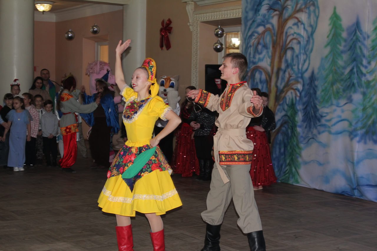 Дед Мороз и Жар-птица на новогоднем утреннике в Комсомольском Дед Мороз и Жар-птица на новогоднем утреннике в Комсомольском