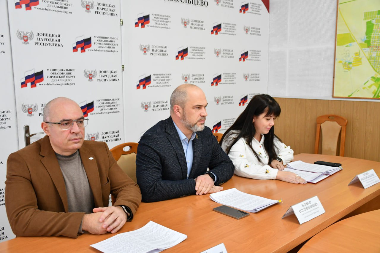 Глава муниципального образования городского округа Дебальцево, секретарь местного отделения Всероссийской политической партии «Единая Россия» Сергей Желновач вместе с руководителем фракции Всероссийской политической партии... Глава муниципального образования городского округа Дебальцево, секретарь местного отделения Всероссийской политической партии «Единая Россия» Сергей Желновач вместе с руководителем фракции Всероссийской политической партии...