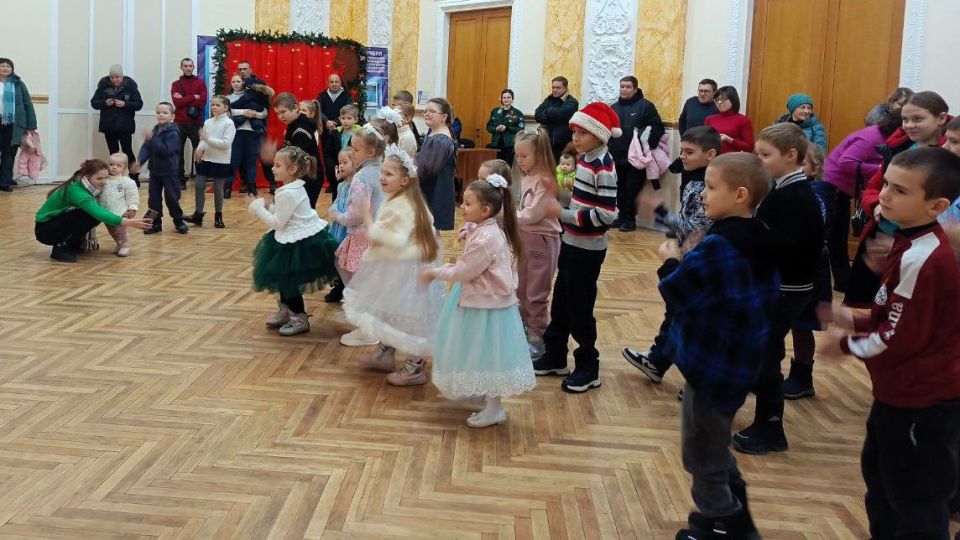 В преддверии Нового года в городах и районах Донецкой Народной Республики прошли праздничные мероприятия, в которых приняли участие дети из семей ветеранов, состоящих на сопровождении в филиале фонда «Защитники Отечества» В преддверии Нового года в городах и районах Донецкой Народной Республики прошли праздничные мероприятия, в которых приняли участие дети из семей ветеранов, состоящих на сопровождении в филиале фонда «Защитники Отечества»