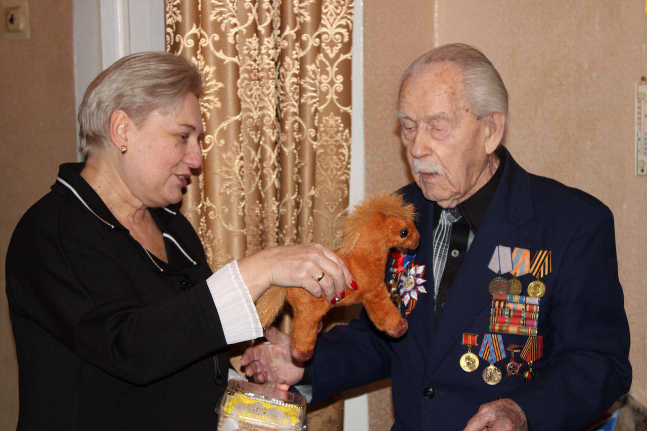 В Горловке поздравили 101-летнего ветерана с Новым годом В Горловке поздравили 101-летнего ветерана с Новым годом