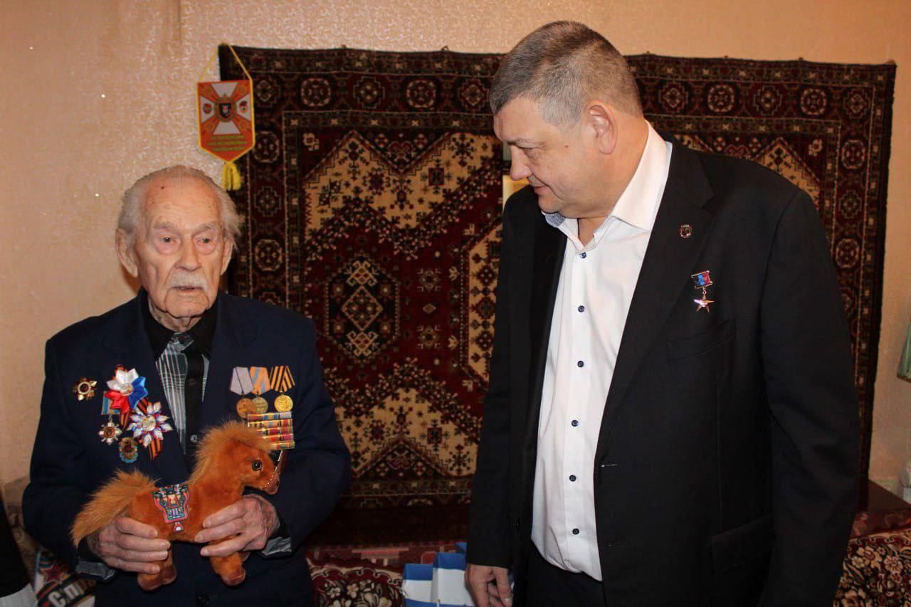 В Горловке поздравили 101-летнего ветерана с Новым годом В Горловке поздравили 101-летнего ветерана с Новым годом