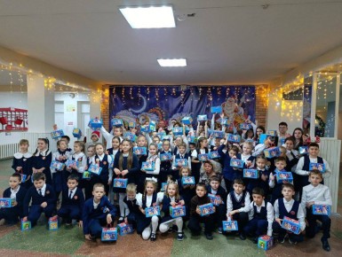 Михаил Меренков: В преддверии праздников Елена Никитина навестила профильную гимназию №122, чтобы вручить новогодние подарки детям участников СВО и ребятам из многодетных семей