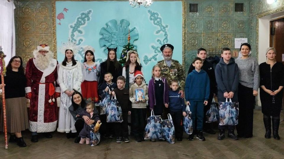 В Старобешевском округе детям участников СВО подарили новогоднюю сказку В Старобешевском округе детям участников СВО подарили новогоднюю сказку
