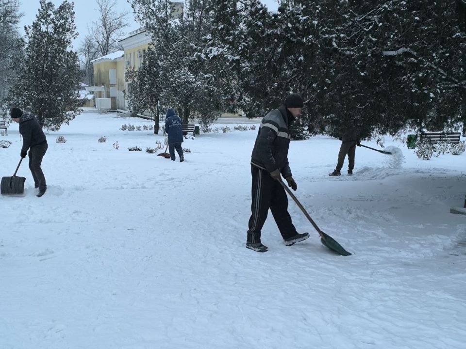 МУП администрации города Тореза "Благоустройство" выполняют работы по расчистке снега и посыпке тротуаров на территории городского округа Торез МУП администрации города Тореза "Благоустройство" выполняют работы по расчистке снега и посыпке тротуаров на территории городского округа Торез