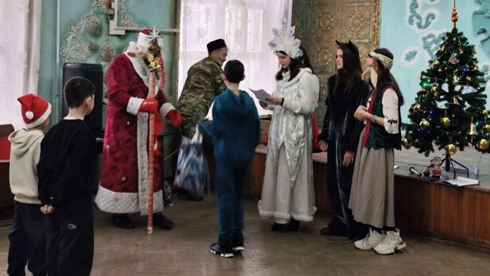 В Старобешевском округе детям участников СВО подарили новогоднюю сказку В Старобешевском округе детям участников СВО подарили новогоднюю сказку